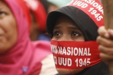 Salah satu peserta Vergadering Partai Rakyat Demokratik di depan Gedung Mahkamah Konstitusi. Sabtu (10/12/2011).