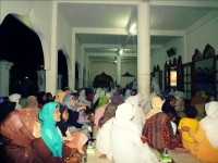 Pengurus Serikat Rakyat Miskin Indonesia (SRMI) kota Surabaya menggelar pengajian bersama jelang bulan suci Ramadhan (14/7/2012)