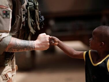 seorang tentara perancis menyapa seorang anak saat tentara melakukan patroli CIMIC (Civil-Military Co-operation) selama Operas Barkel regional anti-pemberontakan di Gao, Mali. (Tempo)